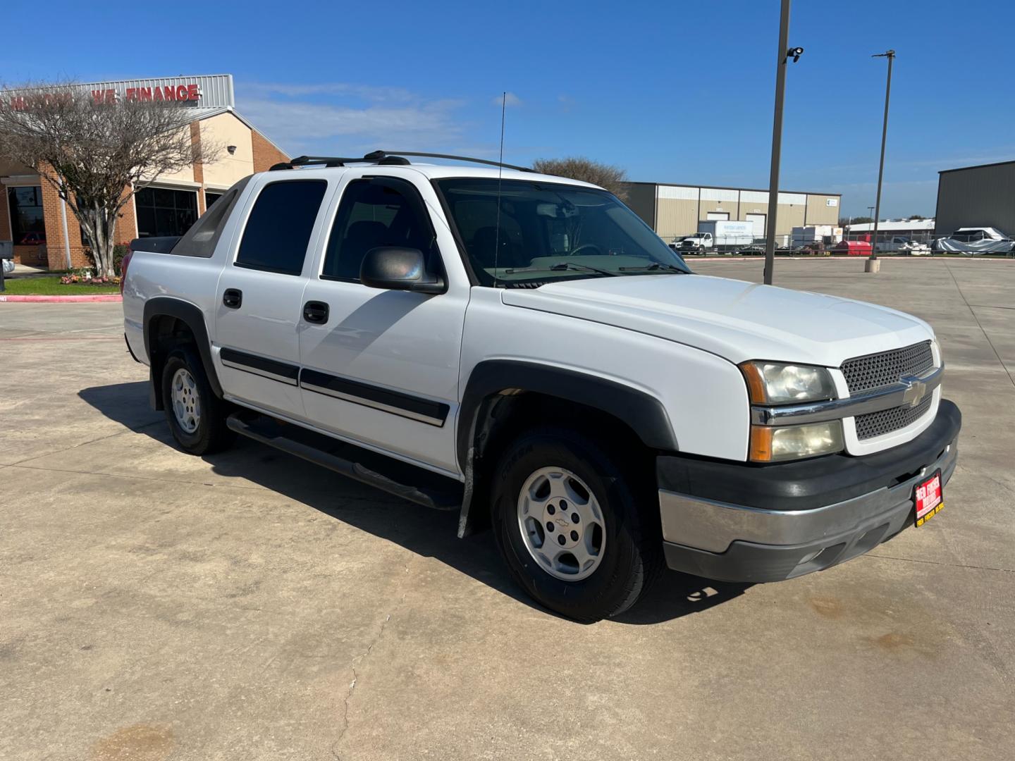 2004 white /gray Chevrolet Avalanche 1500 2WD (3GNEC12T84G) with an 5.3L V8 OHV 16V engine, 4-Speed Automatic Overdrive transmission, located at 14700 Tomball Parkway 249, Houston, TX, 77086, (281) 444-2200, 29.928619, -95.504074 - Photo#0